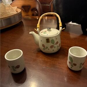 Elegant Ceramic Teapot Set with Leaf Design